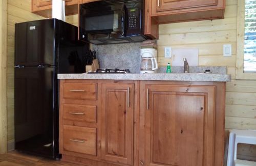 Palm Desert Resort | Palm Springs Camping Resort Cabin 3