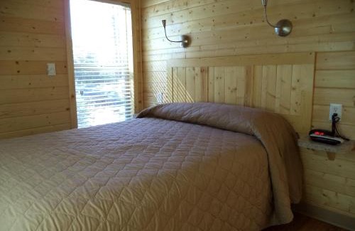Palm Desert Resort | Palm Springs Camping Resort Cabin 3