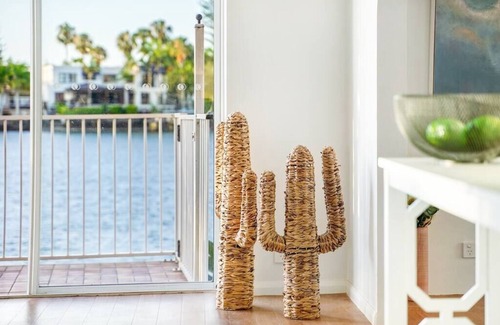 Surfers Paradise Apartment | Palm Springs Surfers Paradise 3bed,pool waterfront