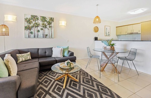 Parramatta Park Apartment | Palm View- 9 Pools, BBQ & Gym