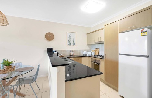 Parramatta Park Apartment | Palm View- 9 Pools, BBQ & Gym