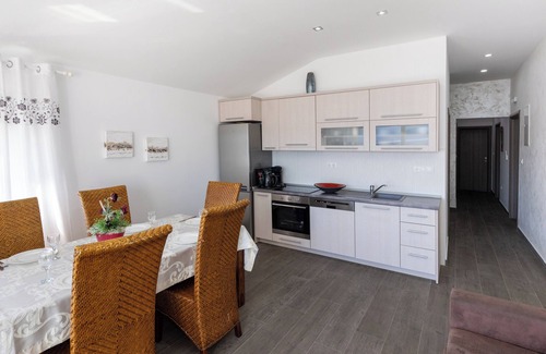 Komarna Apartment | Panoramic apartment with sea view and pool
