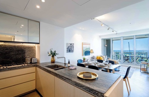 South Yarra Apartment | Panoramic City & Bay Views: Luxury Fawkner Stay