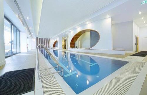 South Yarra Apartment | 'Panoramic Elegance' Stylish off Chapel St with Pool