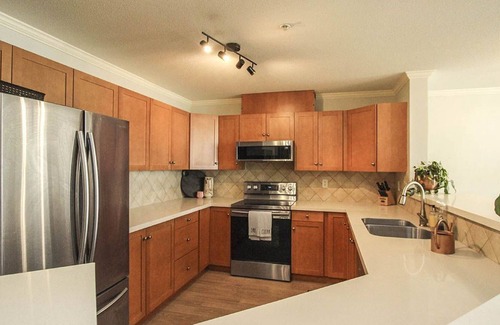 North End Resort | Panoramic Lake View Fabulous 2-storey Townhome in Discovery Bay Resort