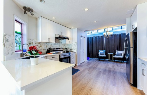 White Rock House | Panoramic Ocean Front View, 5 BR full Bath- Renovated Whole House in White Rock