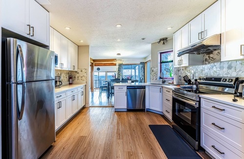 White Rock House | Panoramic Ocean Front View, 5 BR full Bath- Renovated Whole House in White Rock