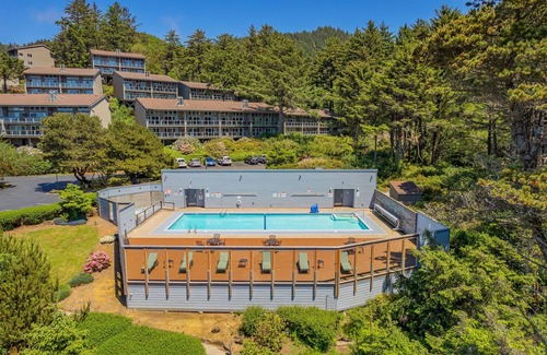 Otter Rock Apartment | Panoramic Ocean-View Loft | Queen Beds | Kitchen