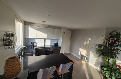Leabridge House | Panoramic Pondview Penthouse