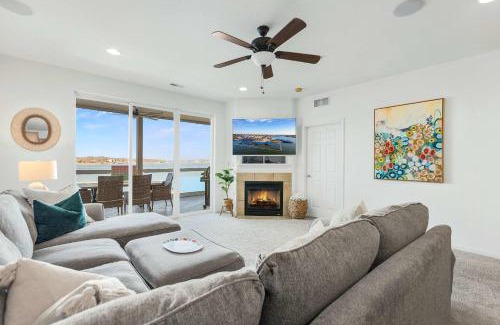 Osage Beach House | Panoramic Sunset Escape - Waterfront Condo for 7