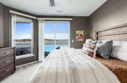 Osage Beach House | Panoramic Sunset Escape - Waterfront Condo for 7