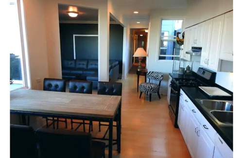 Nob Hill House | Panoramic view Nob Hill flat w deck