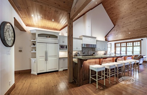 Bala Cottage | Panoramic View of Lake Muskoka, Privacy! Sleeps 20! Entertaining+! Location!