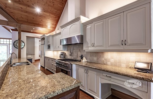 Bala Cottage | Panoramic View of Lake Muskoka, Privacy! Sleeps 20! Entertaining+! Location!