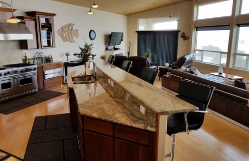 Bandon House | PANORAMIC VIEW OF THE OCEAN LUXURY HOME 2700 sq/ft 1 LEVEL PETFREE