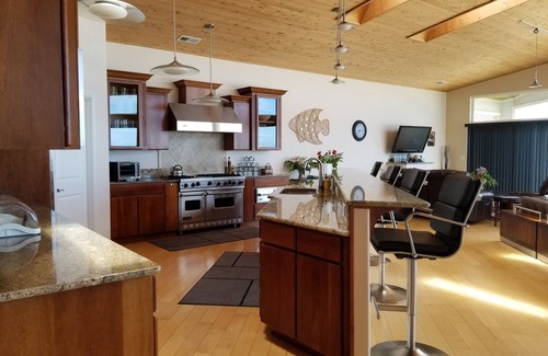 Bandon House | PANORAMIC VIEW OF THE OCEAN LUXURY HOME 2700 sq/ft 1 LEVEL PETFREE