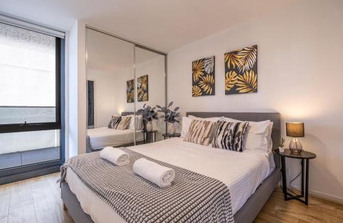 Footscray Apartment | Panoramic Views 2br With Pool And Free Carpark