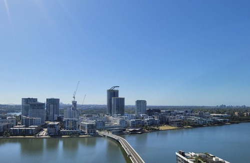 Wentworth Point Apartment | Panoramic Water and City Views w/ Free Parking