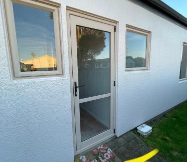 Papamoa Beach Apartment | Papamoa Two Rooms & Kitchenette - Dogs welcome