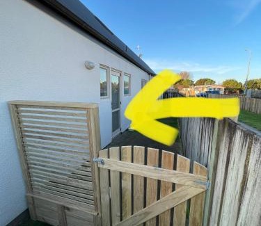 Papamoa Beach Apartment | Papamoa Two Rooms & Kitchenette - Dogs welcome
