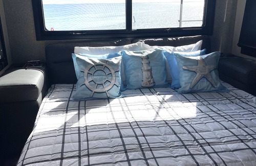Key Largo RV Rental | Paradise Casa Bayfront sunsets, pool, Private dock, Glamping