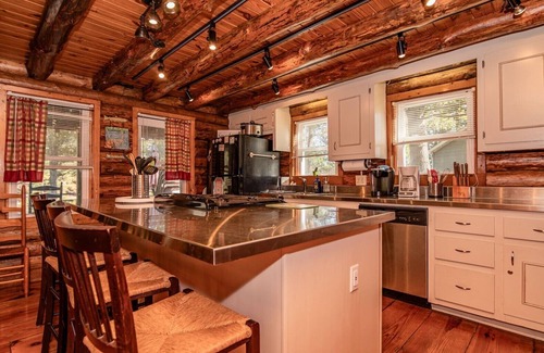 Henrico House | Paradise Cove Beautiful Log Cabin on Lake Gaston NC