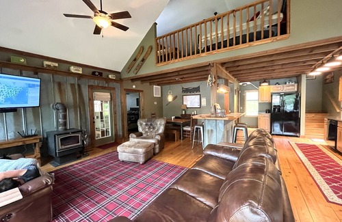 Milledgeville Cabin | Paradise Cove: Pet friendly, Lakefront, EV Charging, Kayaks, Boat Slip, Fire pit