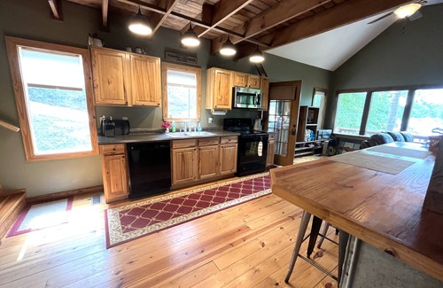 Milledgeville Cabin | Paradise Cove: Pet friendly, Lakefront, EV Charging, Kayaks, Boat Slip, Fire pit