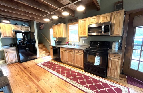 Milledgeville Cabin | Paradise Cove: Pet friendly, Lakefront, EV Charging, Kayaks, Boat Slip, Fire pit