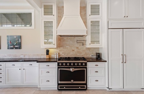 Upper East House | Paradise is Real | Luxurious 5 BDR Estate w/Pool, Hot Tub, and Plush Outdoor Se