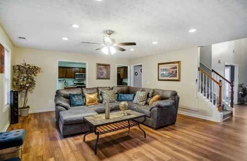 Conley House | 🌴Paradise of Atlanta🌴 4BR/3BTH⭐️2 Game Rm⭐️2 Fireplaces⭐️10 min from Airport