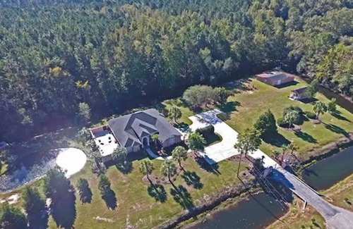 Manning House | Paradise Palms surrounded by man made mote in Manning, South Carolina!