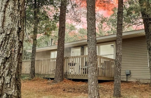 Tawas City Cottage | Paradise Pines - Autumn & Winter Haven Cottage
