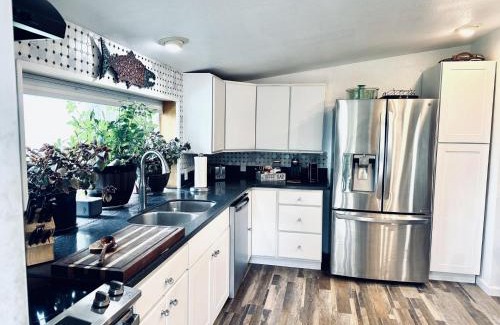Homer House | Paradise Suites The Wolf Den