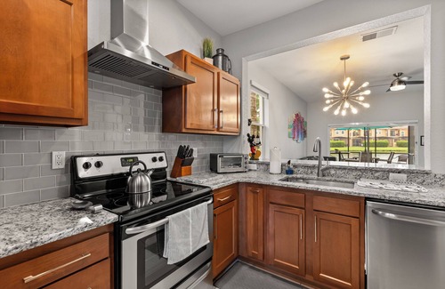 Kissimmee Resort | Park all day, recharge in style- 10min to Disney, clean, revamped w/resort pool
