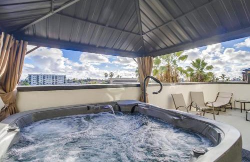 University Heights Apartment | Park Blvd Paradise 301 - ADA compliant with a Spa