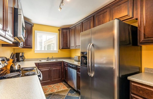 Historic Downtown Savannah Condo | Park View B