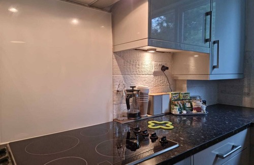 Salfords Apartment | Park View Garden Apartment