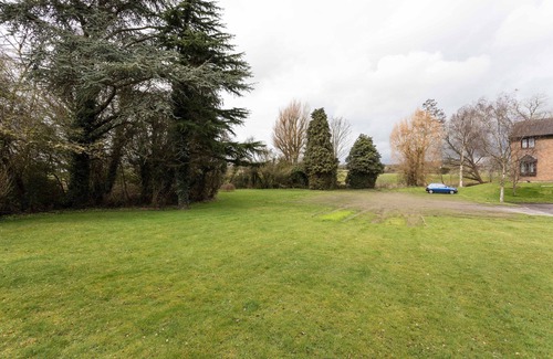 Salfords Apartment | Park View Garden Apartment