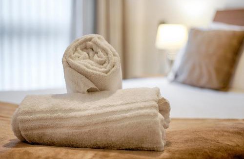 Bon-y-maen Apartment | Parking, Balcony, Fully Equipped Kitchen