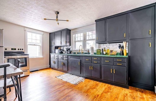 Chillicothe House | Parking Free – CLEAN – Top Rated – PRIME Location