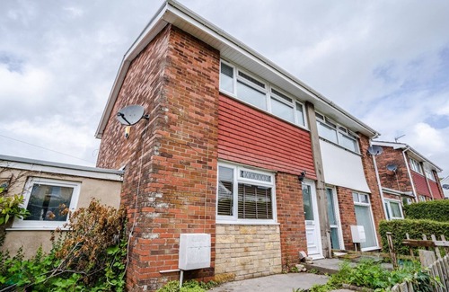 Pontlliw and Tircoed House | Parking, Smart TV in Each Room!