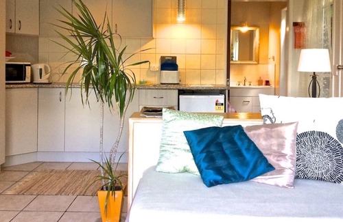 Cannonvale Bed & Breakfast | Parkwood B&B Airlie Beach - Home away from Home