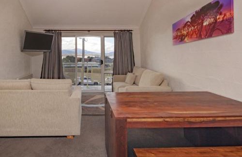 Jindabyne House | Parkwood 6 - 2BR Split Lvl Apartment l Spa Bath l BBQ l Central Location