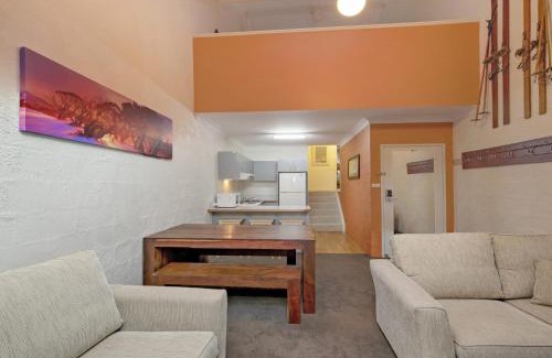 Jindabyne House | Parkwood 6 - 2BR Split Lvl Apartment l Spa Bath l BBQ l Central Location