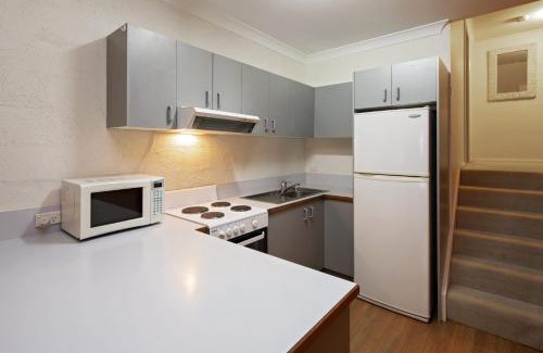 Jindabyne House | Parkwood 6 - 2BR Split Lvl Apartment l Spa Bath l BBQ l Central Location