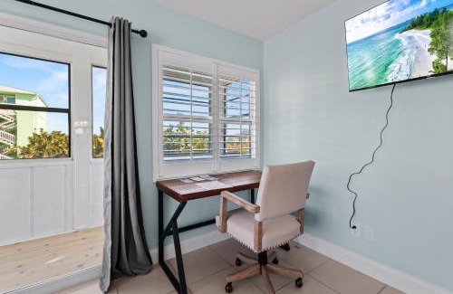 Fort Pierce Hotel | Partial Ocean View Hotel Room- King Bed #1