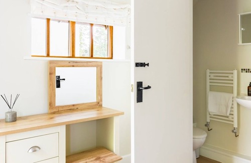 Ardens Grafton House | Pass the Keys | Spacious Country Cottage Hot Tub