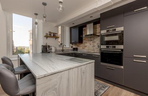 Merchiston Apartment | Pass the Keys 2BD Loft Style Apt - Edinburgh - Free Parking