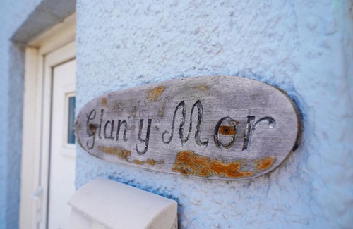 Borth House | Pass the Keys 3-bedroom beach house with off street parking